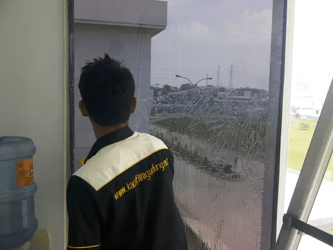 Kaca film gedung lemah abang.